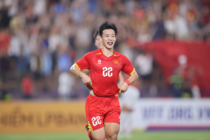 Tiền đạo Nguyễn Thanh Nhàn tập luyện kỹ thuật