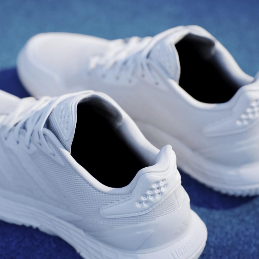 Lưới thoáng khí trên thân giày