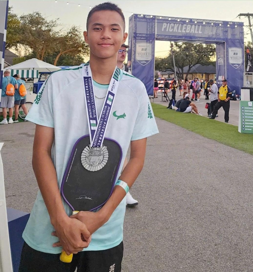 Tay vợt Trần Đức Khang trong trận thi đấu đôi nam nữ U14