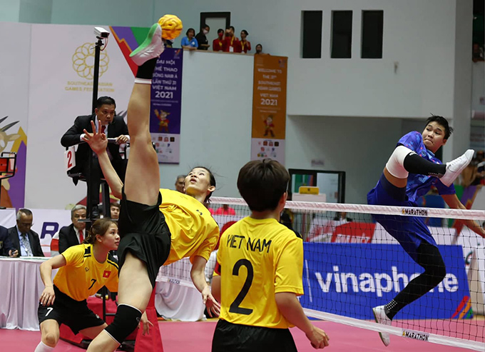 Cầu mây nữ Việt Nam thi đấu quyết liệt