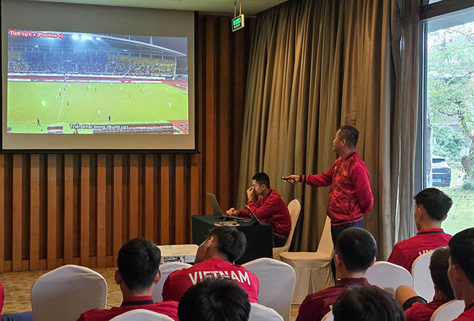 Ban huấn luyện phân tích chiến thuật trước trận