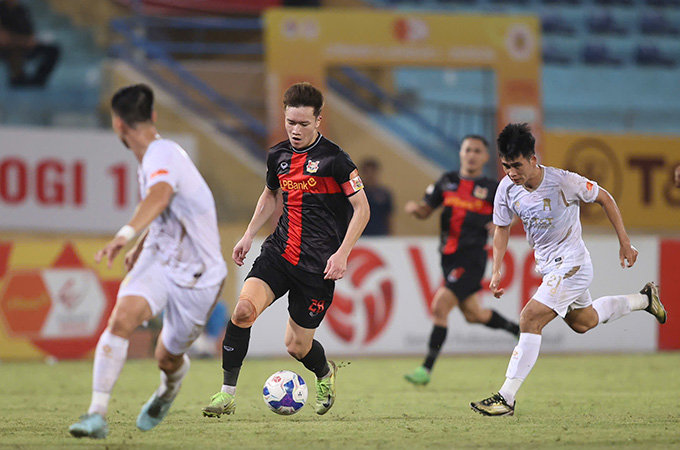 Hoàng Đức nhận mưa lời khen của HLV Gerard Albadalejo - Ảnh: Minh Tuấn HLV Gerard Albadalejo ca ngợi Hoàng Đức