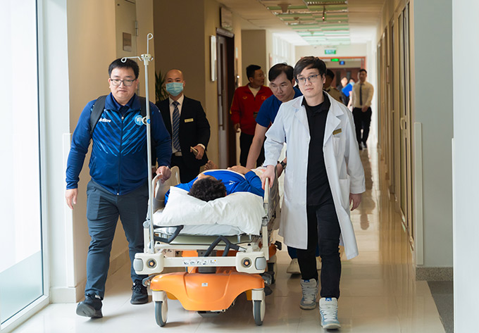 ThS.BS Hồ Ngọc Minh - Phụ trách đơn nguyên Y học Thể thao Bệnh viện Vinmec Times City, đồng hành với Xuân Son từ đầu năm 2025 - Ảnh: NVCC ThS.BS Hồ Ngọc Minh đang trao đổi về sức khỏe Xuân Son