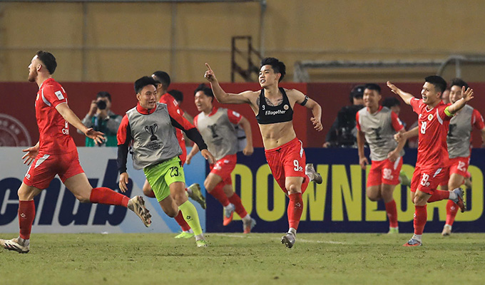 Đình Bắc tặng bàn thắng vào lưới Beijing Guoan FC cho HLV Polking - Ảnh: Đức Cường Đình Bắc gửi bàn thắng tri ân cho HLV Polking