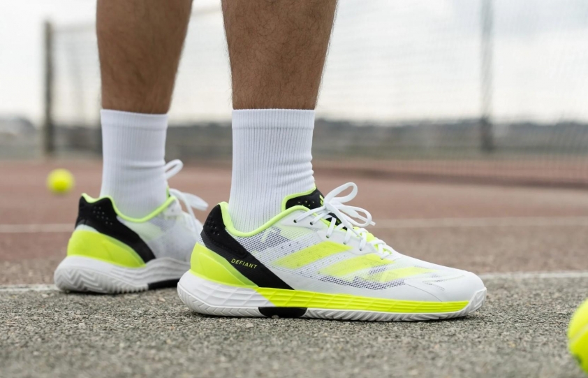 Đôi giày thể thao nhẹ và thoáng