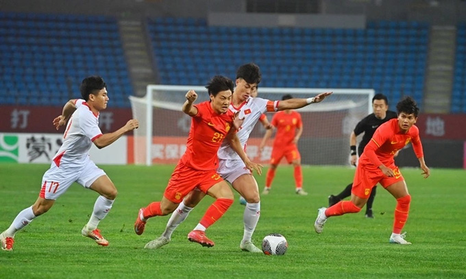 U22 Việt Nam thi đấu khó khăn trong hiệp một