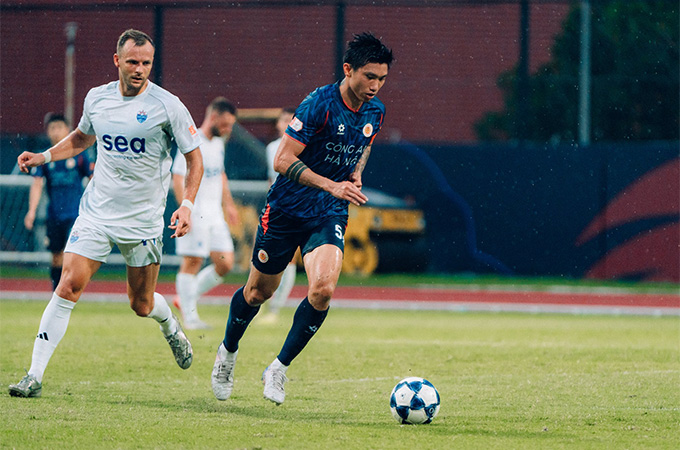 Văn Hậu chơi 65 phút và có màn trình diễn tương đối tích cực trước Lion City Sailors Văn Hậu thi đấu ở vị trí hậu vệ cánh trái