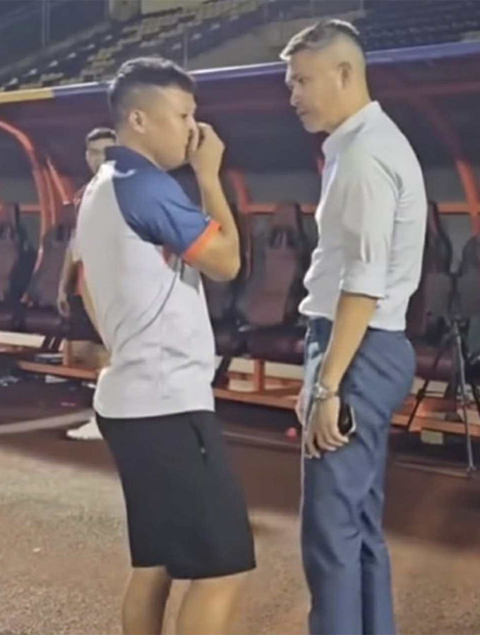 Công Vinh nói chuyện với Phạm Thành Lương tại sân Vinh