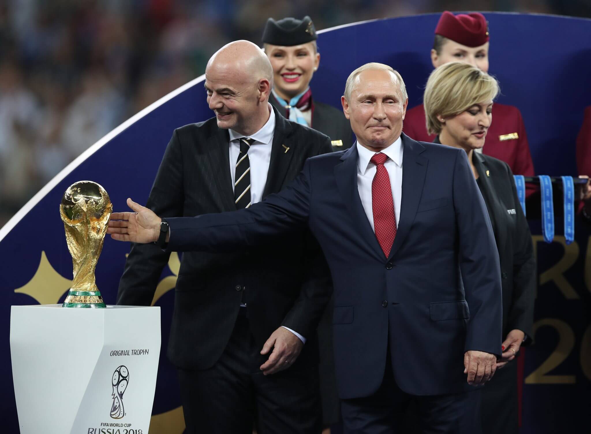 Tổng thống Nga Vladimir Putin chụp ảnh cùng chủ tịch FIFA Gianni Infantino tại trận chung kết World Cup 2018
