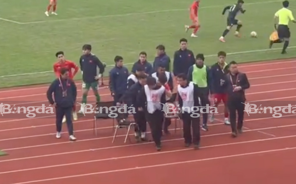 Văn Trường rời sân bằng cáng sau va chạm