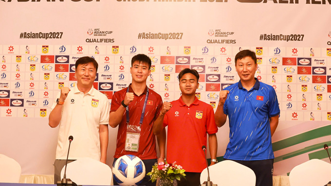 Cặp HLV và đội trưởng hai đội