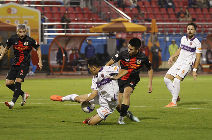 Tình huống dẫn đến chấn thương của Trần Thành Trung trong trận gặp Becamex TP.HCM - Ảnh: Đức Cường Tình huống dẫn đến chấn thương của Trần Thành Trung