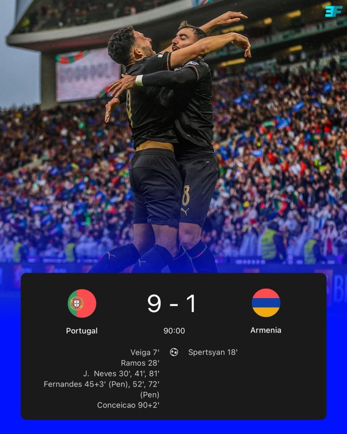 Cầu thủ hai đội tranh bóng