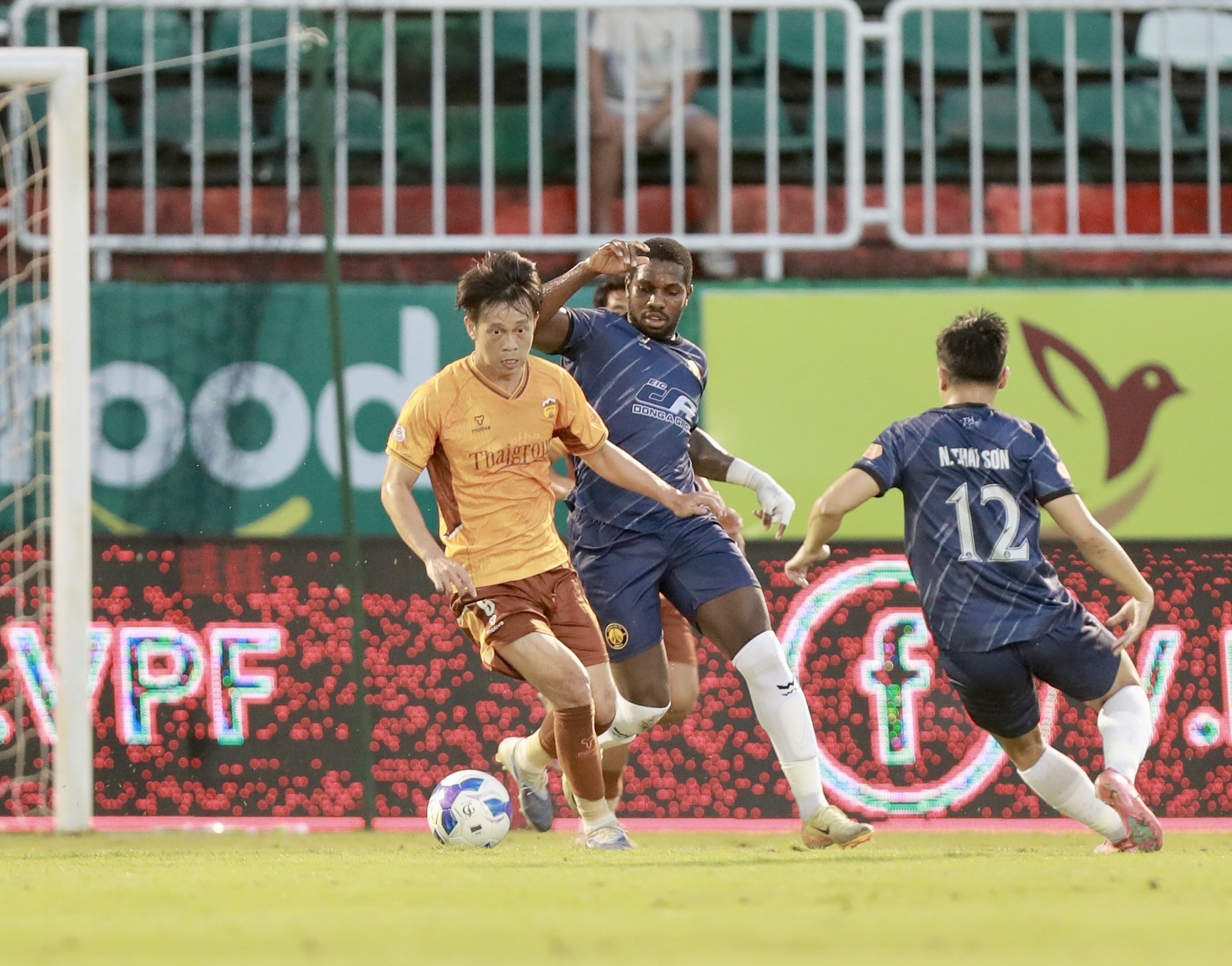 Thi đấu quyết liệt giữa HAGL và Thanh Hoá