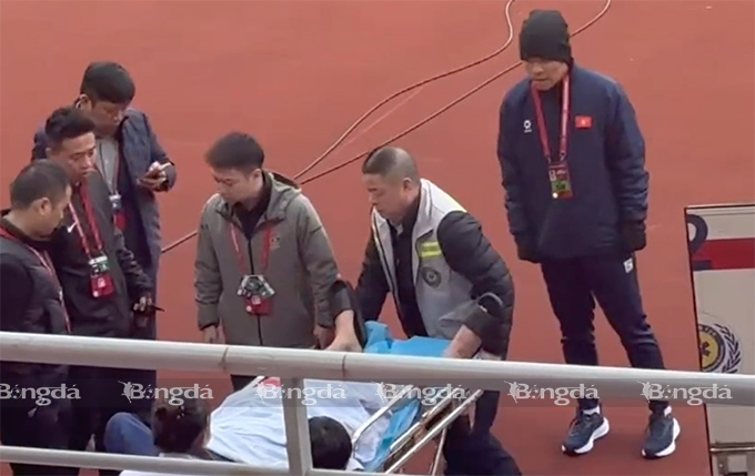 Văn Trường được đưa tới bệnh viện kiểm tra