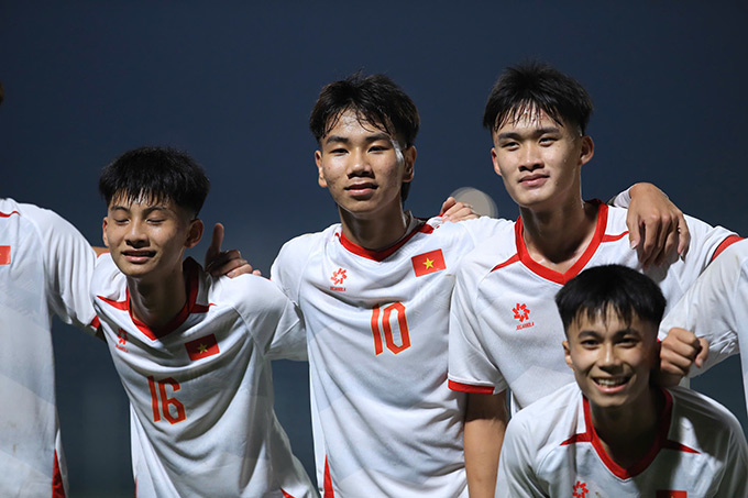 U17 Việt Nam khởi đầu suôn sẻ