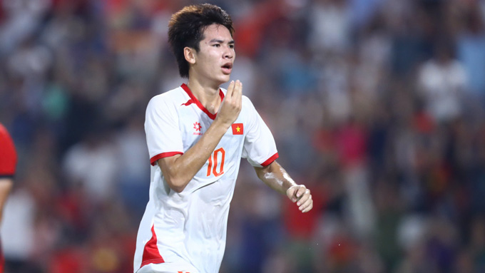 Tiền vệ Lê Văn Thuận đang thi đấu