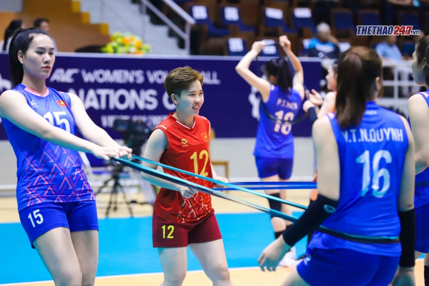 Đội tuyển bóng chuyền nữ Việt Nam tại buổi tập