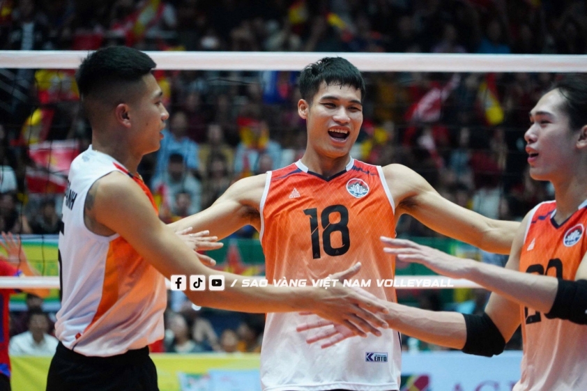 Đinh Văn Phương nhận danh hiệu VĐV tấn công xuất sắc nhất