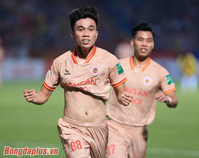 Lê Văn Đô tập luyện chuẩn bị cho trận đấu