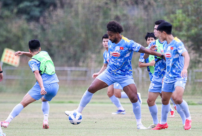 Xuân Son cùng ĐT Việt Nam trở lại Lào sau 1 năm