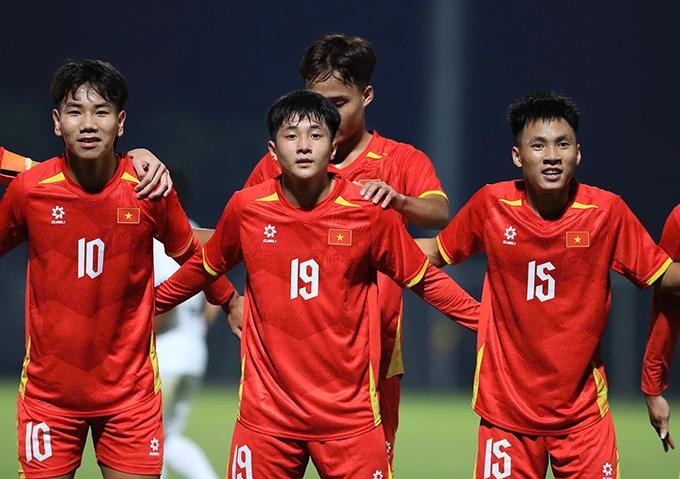 Mạnh Quân (số 19) ghi 4 bàn cho U17 Việt Nam - Ảnh: Đức Cường Mạnh Quân ghi bàn cho U17 Việt Nam