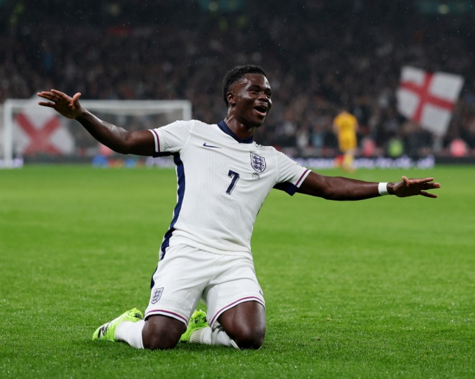 Saka mở màn cho chiến thắng của tuyển Anh