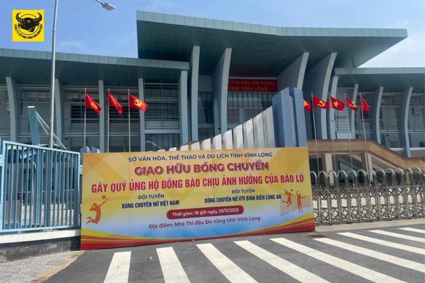 Hành động đẹp của các cầu thủ bóng chuyền nữ Việt Nam Các cầu thủ bóng chuyền nữ Việt Nam trong trận giao hữu