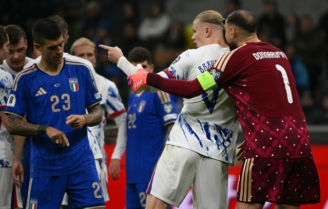 Erling Haaland ghi cú đúp sau khi bị đối thủ bóp mông