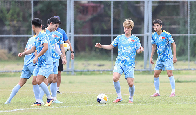 Viktor Lê và nhóm cầu thủ dự bị, không ra sân thi đấu tập riêng với khối lượng vận động cao hơn Nhóm dự bị tập luyện với cường độ cao