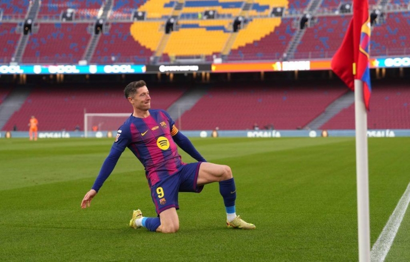 Tương lai Lewandowski tại Barca còn bỏ ngỏ