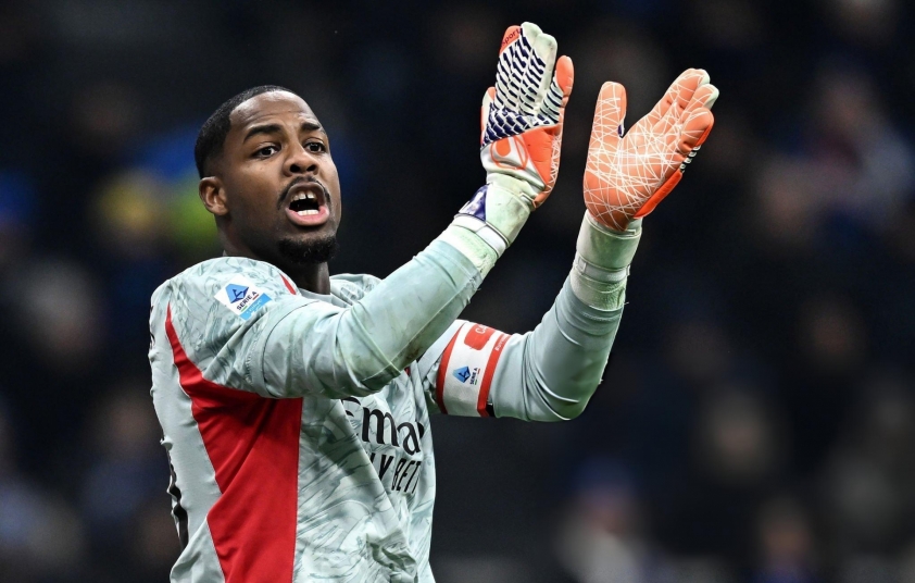 Mike Maignan được Chelsea theo đuổi