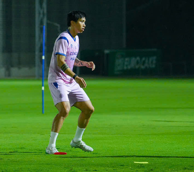 Đoàn Văn Hậu tham gia tập luyện trong đội hình gồm nhiều cầu thủ đá chính của CLB Công an Hà Nội Đoàn Văn Hậu cùng đồng đội tại CLB Công an Hà Nội