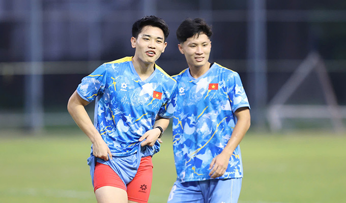 Đình Bắc và Quốc Cường vui vẻ trong buổi tập của U22 Việt Nam Đình Bắc và Quốc Cường cười vui khi tập luyện