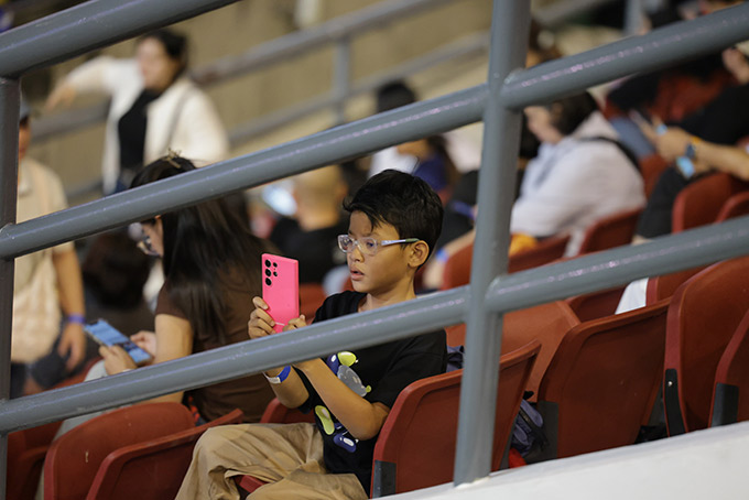 Tiết mục múa thiên nga tại lễ khai mạc Nghệ sĩ múa trên hồ nước