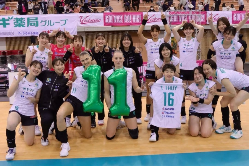 Các cầu thủ Gunma Green Wings ăn mừng chiến thắng thứ 11 trong mùa giải Cầu thủ Gunma ăn mừng chiến thắng