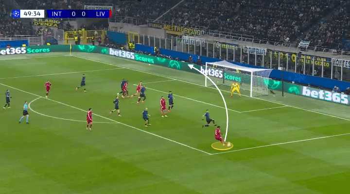 Joe Gomez gặp khó khăn trên hành lang biên phải