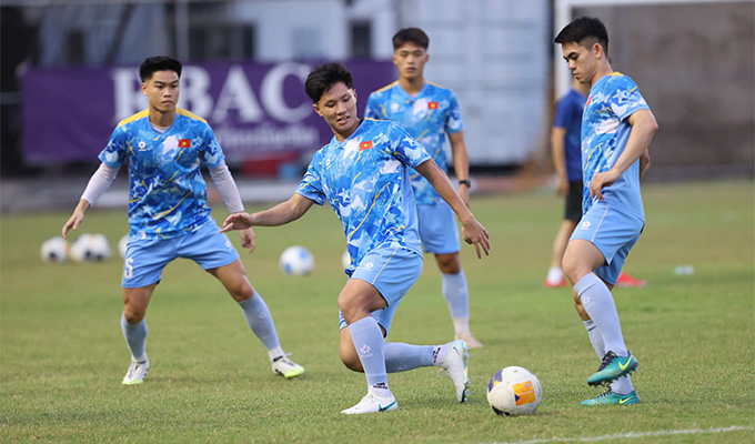 Các học trò HLV Kim tỏ ra khá thoải mái và hưng phấn dù vừa trải qua hành trình di chuyển khá mệt mỏi sang Bangkok Cầu thủ U22 Việt Nam thoải mái sau chuyến bay