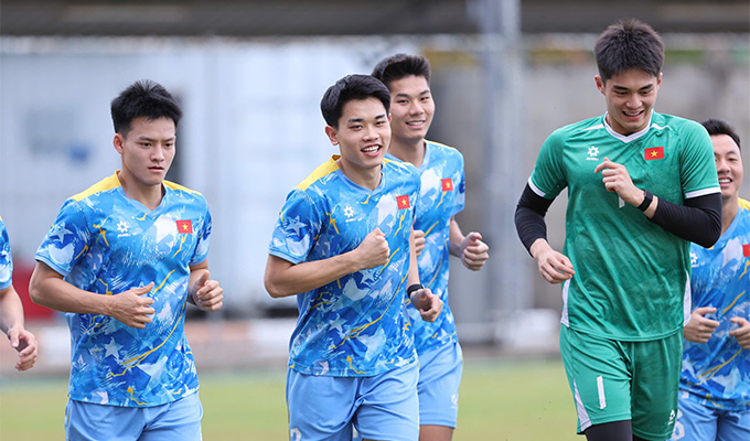 Sau màn động viên của ông thầy, Đình Bắc cùng các đồng đội tỏ ra thoải mái, vui vẻ hơn khi bước vào buổi tập Các cầu thủ U22 Việt Nam vui vẻ sau lời động viên của HLV