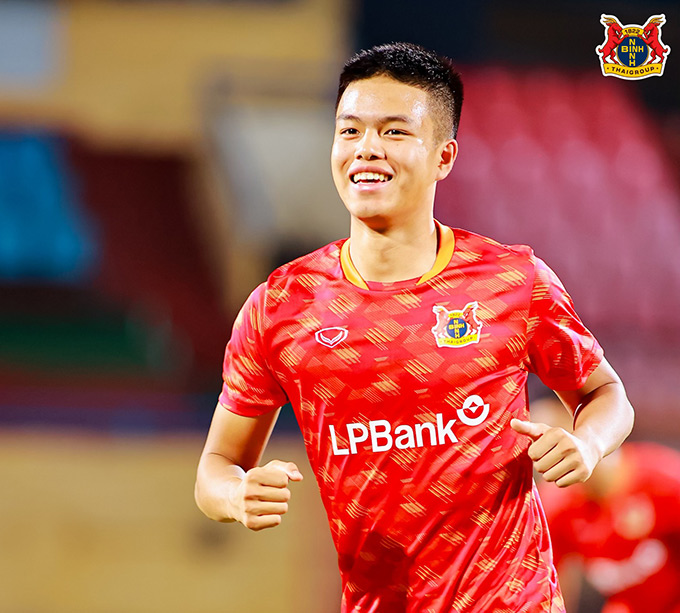 Trần Thành Trung hy vọng được ra sân thi đấu nhiều hơn trong thời gian tới Cầu thủ Việt kiều Trần Thành Trung trong buổi tập luyện