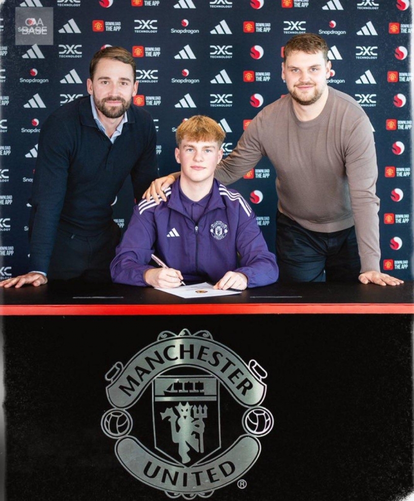 Thủ môn Charlie Hardy ký hợp đồng với MU