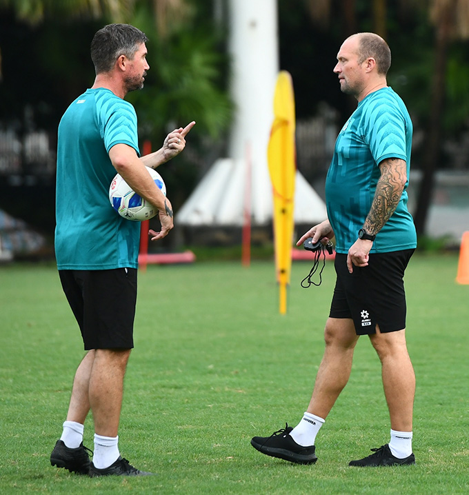 HLV Harry Kewell cùng CLB Hà Nội FC