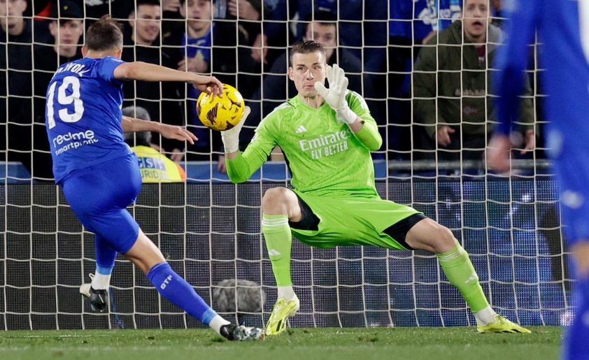 Lunin lọt vào tầm nhắm của Milan như sự thay thế cho Maignan. Lunin lọt vào tầm nhắm của Milan như sự thay thế cho Maignan.