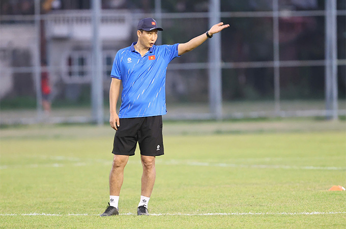 HLV Kim quan sát các học trò tập luyện HLV Kim quan sát đội U22 Việt Nam