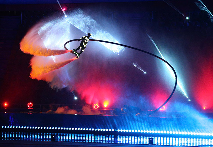 Tiết mục võ thuật One Spirit tại SEA Games 33 Nghệ sĩ biểu diễn võ thuật trên sân khấu