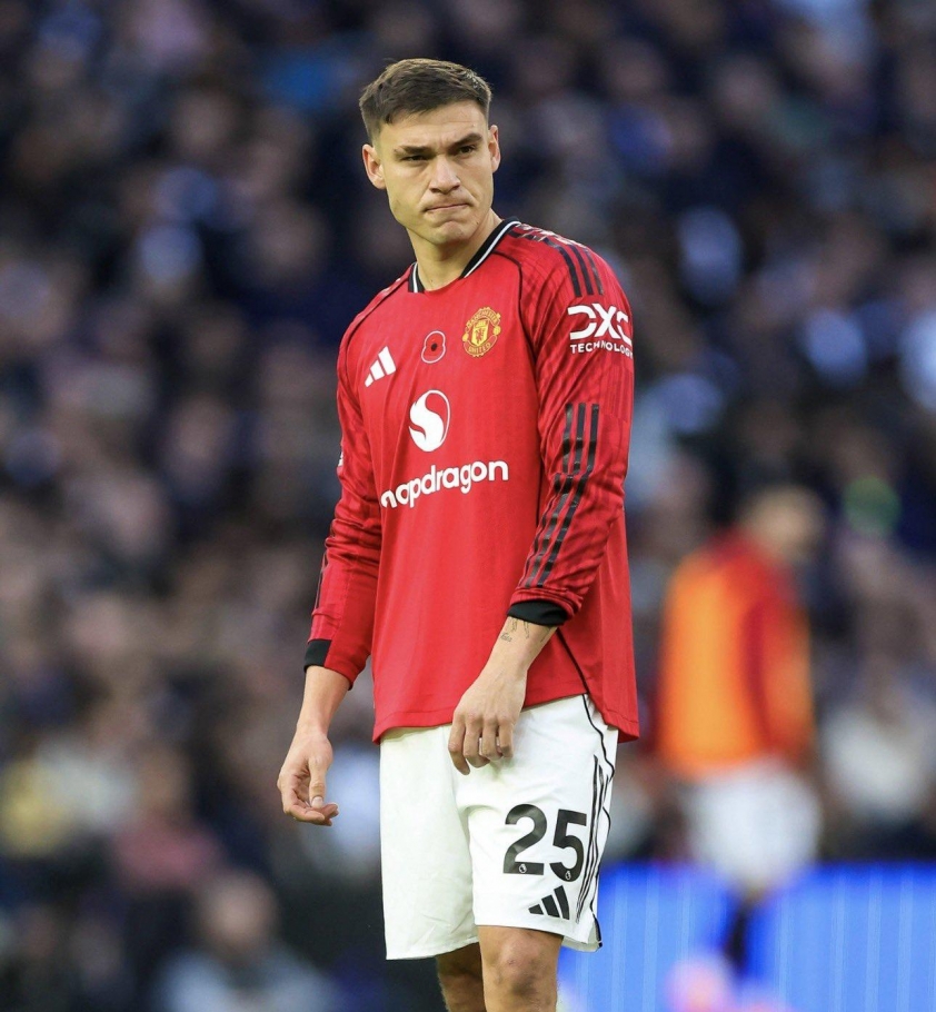 Ugarte chỉ có 77 phút thi đấu trong 8 trận gần nhất (Ảnh: centredevils). Ugarte thi đấu ít phút gần đây