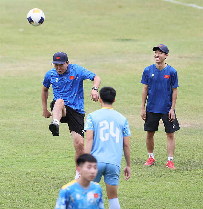 HLV Kim Sang Sik vui vẻ vào đá ma với các học trò HLV Kim tham gia đá bóng cùng các cầu thủ