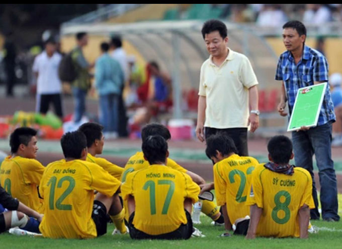 Bầu Hiển xuống sân động viên cầu thủ và HLV Triệu Quang Hà khi CLB Hà Nội mới lên V-League năm 2008. Bầu Hiển động viên cầu thủ và HLV Triệu Quang Hà tại V-League 2008
