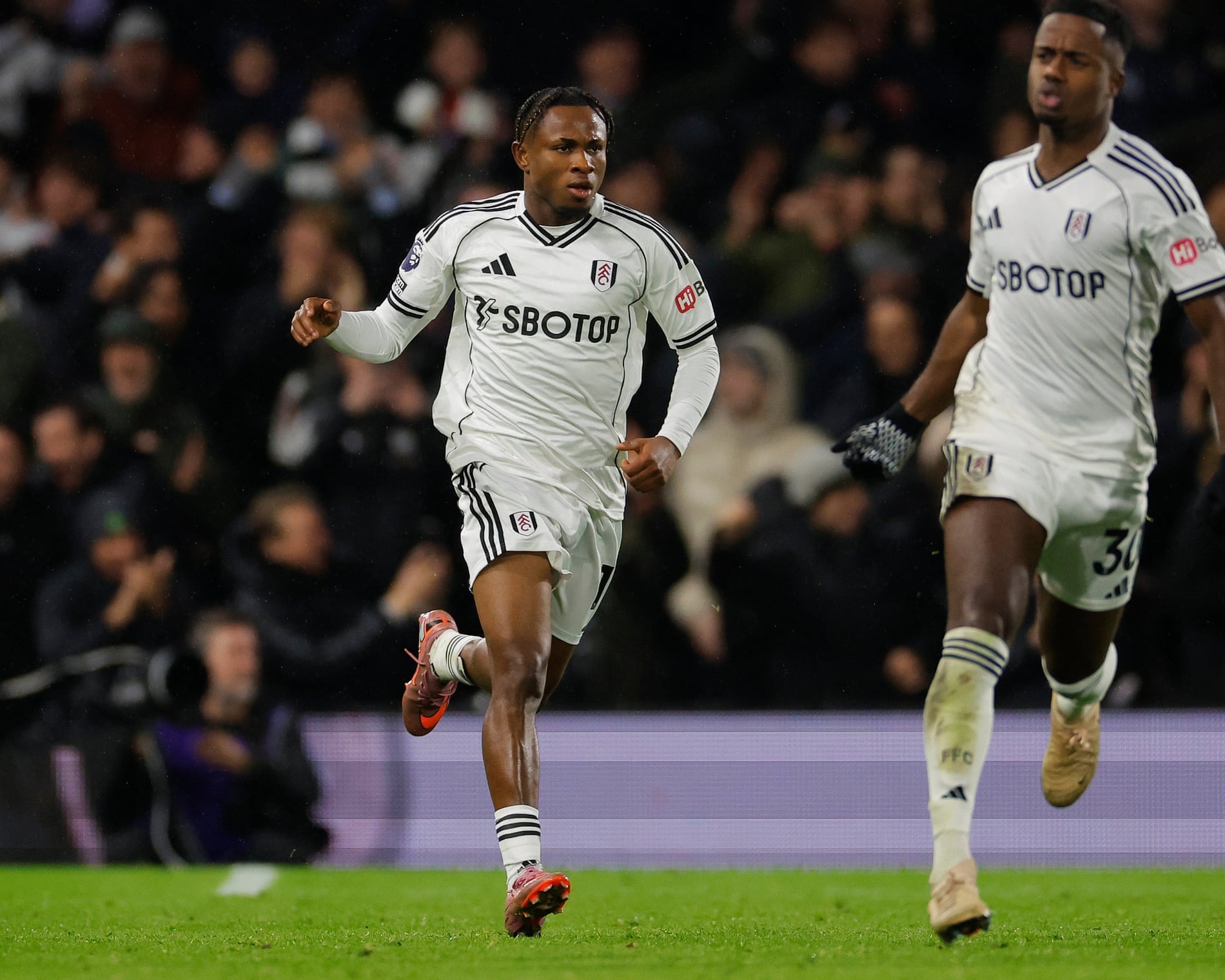 3051 Fulham thể hiện tinh thần chiến đấu tuyệt vời để ghi được đến 4 bàn