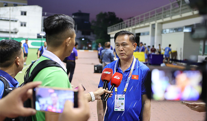 Phó Chủ tịch VFF Trần Anh Tú trả lời truyền thông trong buổi tập chiều ngày 1/12 Phó Chủ tịch VFF Trần Anh Tú trả lời báo chí